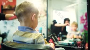 理发师剪男孩的头发，而他玩的玩具<strong>后视镜</strong>离焦反射